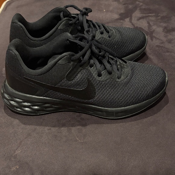 Nike Women's Black Athletic Shoes - Picture 3 of 5